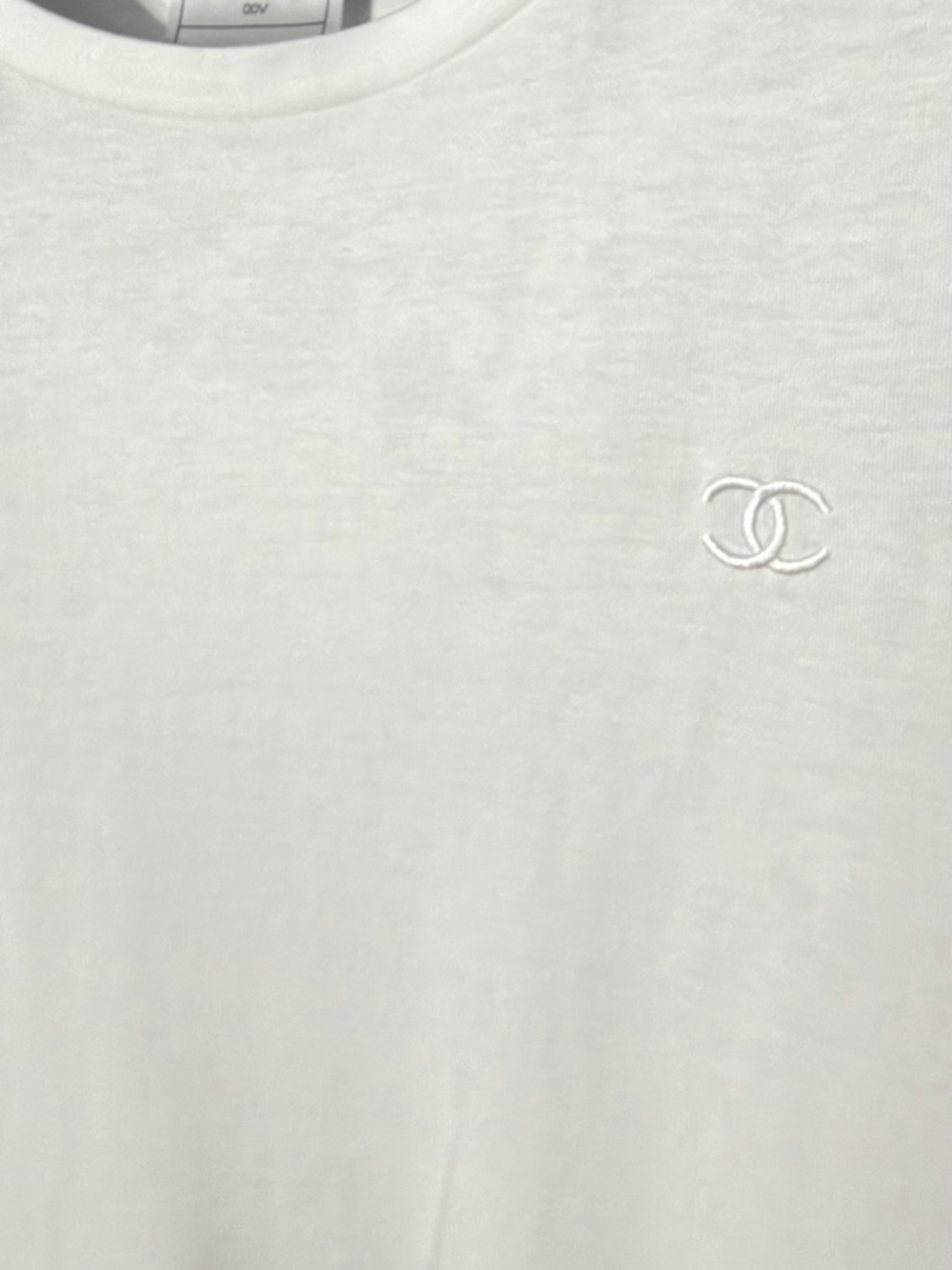 CHANEL White T-shirt (with embroidered cc logo) - Picture 2 of 7